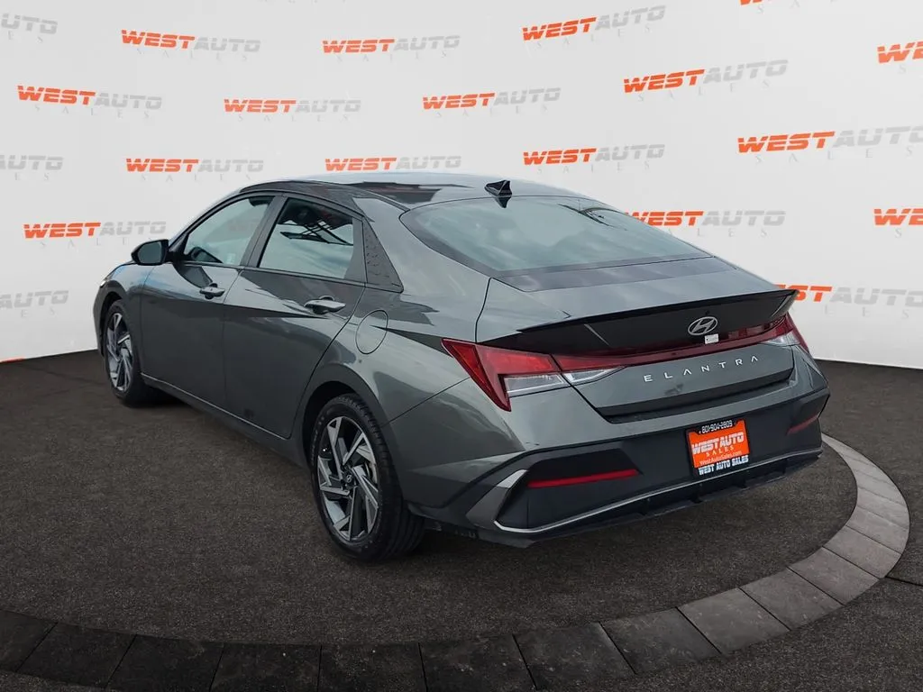 Hyundai Elantra photo 3