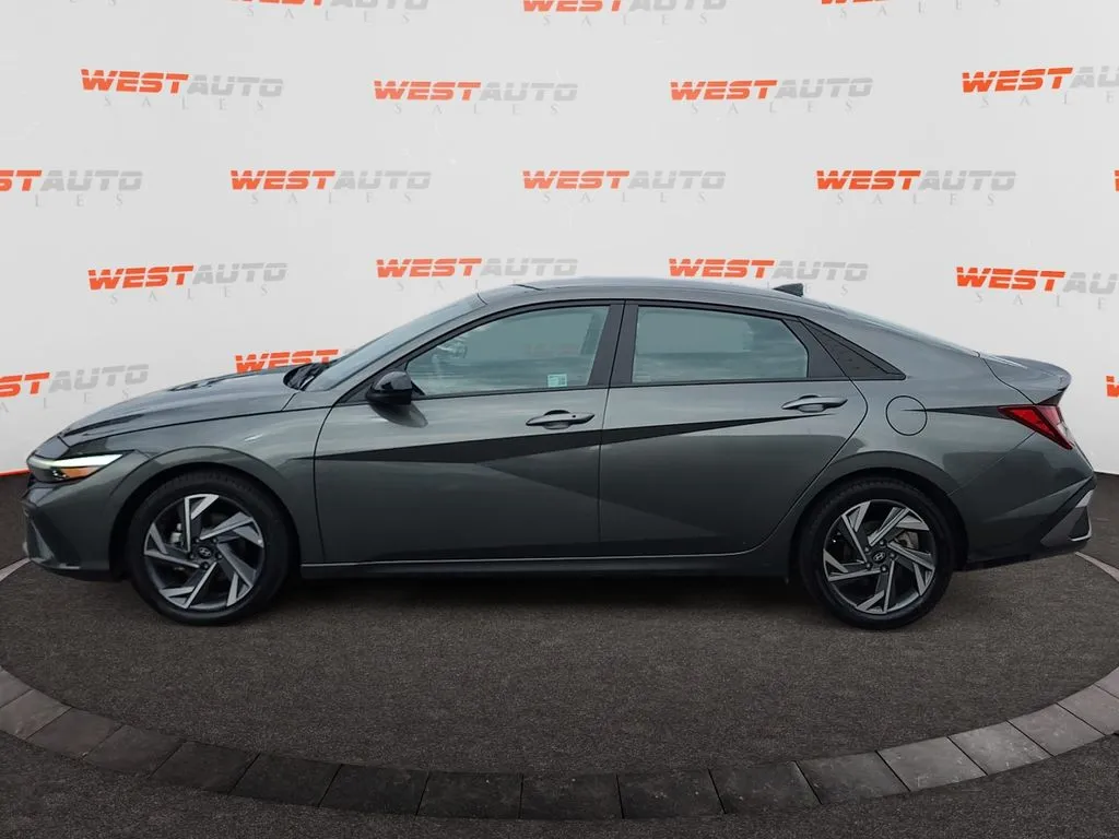 Hyundai Elantra photo 2