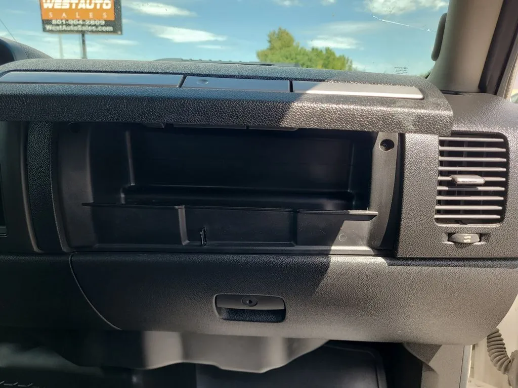 Chevrolet 3500HD photo 16