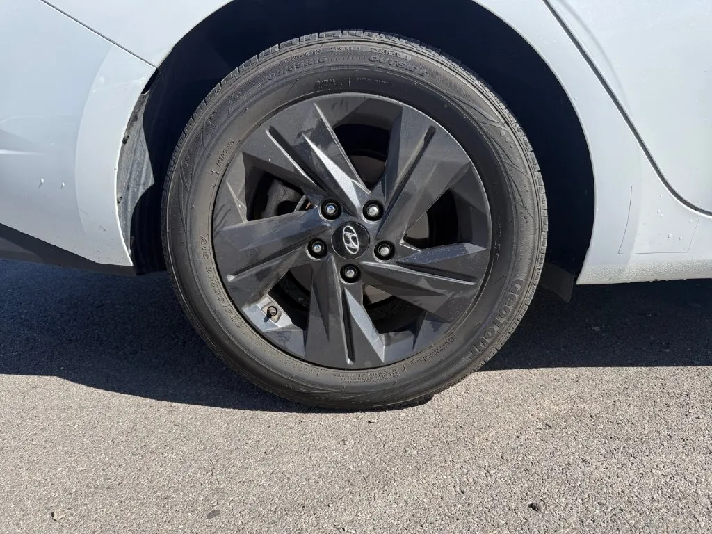 Hyundai Elantra photo 20