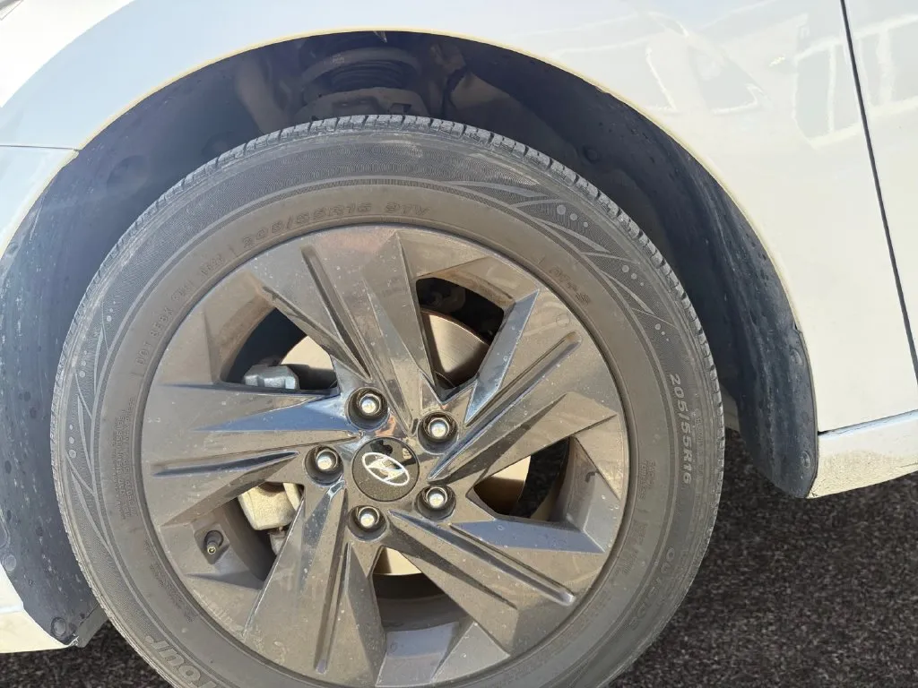 Hyundai Elantra photo 14