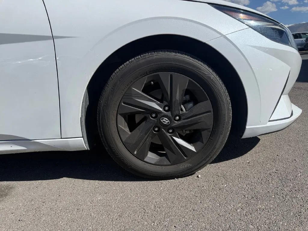 Hyundai Elantra photo 21