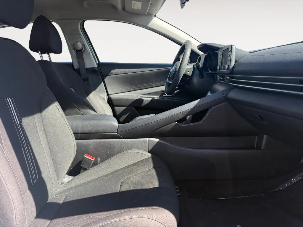 Hyundai Elantra photo 15