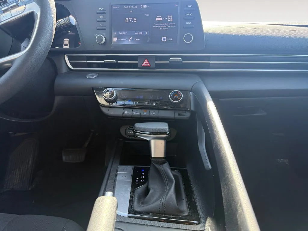 Hyundai Elantra photo 11