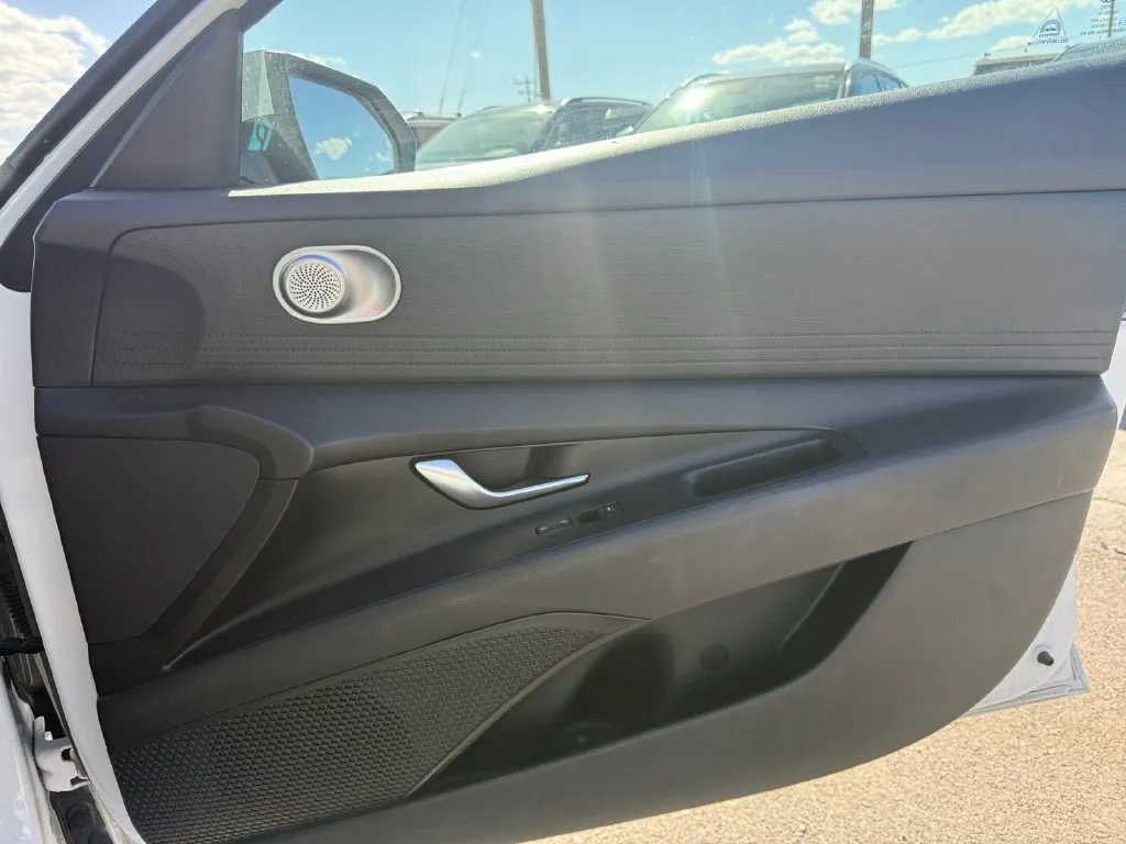Hyundai Elantra photo 24