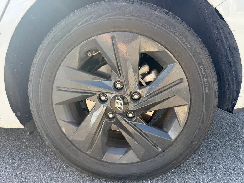 Hyundai Elantra photo 19