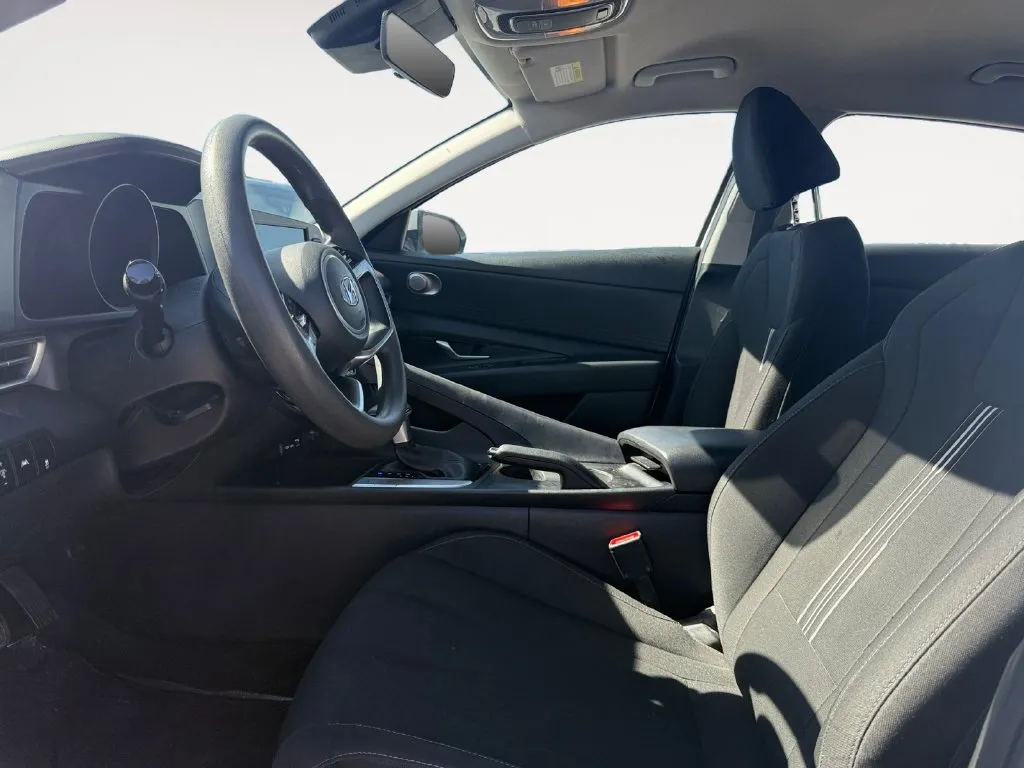 Hyundai Elantra photo 9