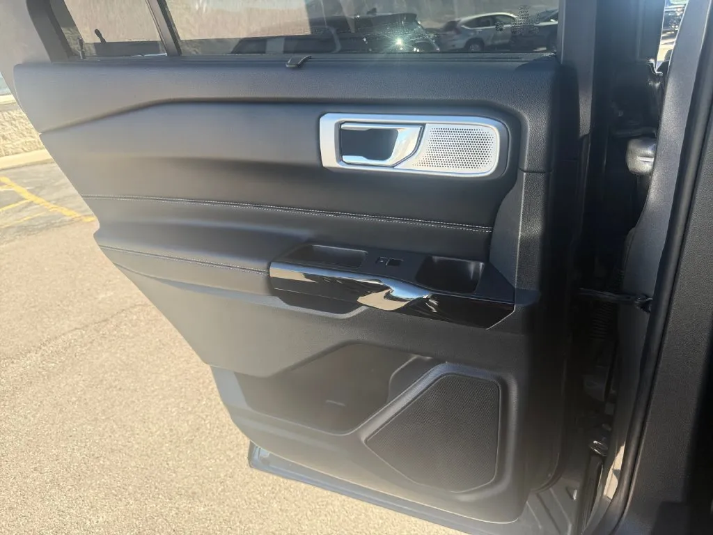 Ford Explorer photo 29