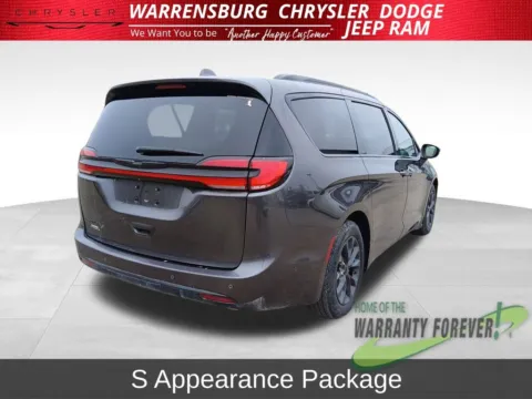 Photos of 2021 Chrysler Pacifica Touring L for sale in Warrensburg, MO at Warrensburg CDJR