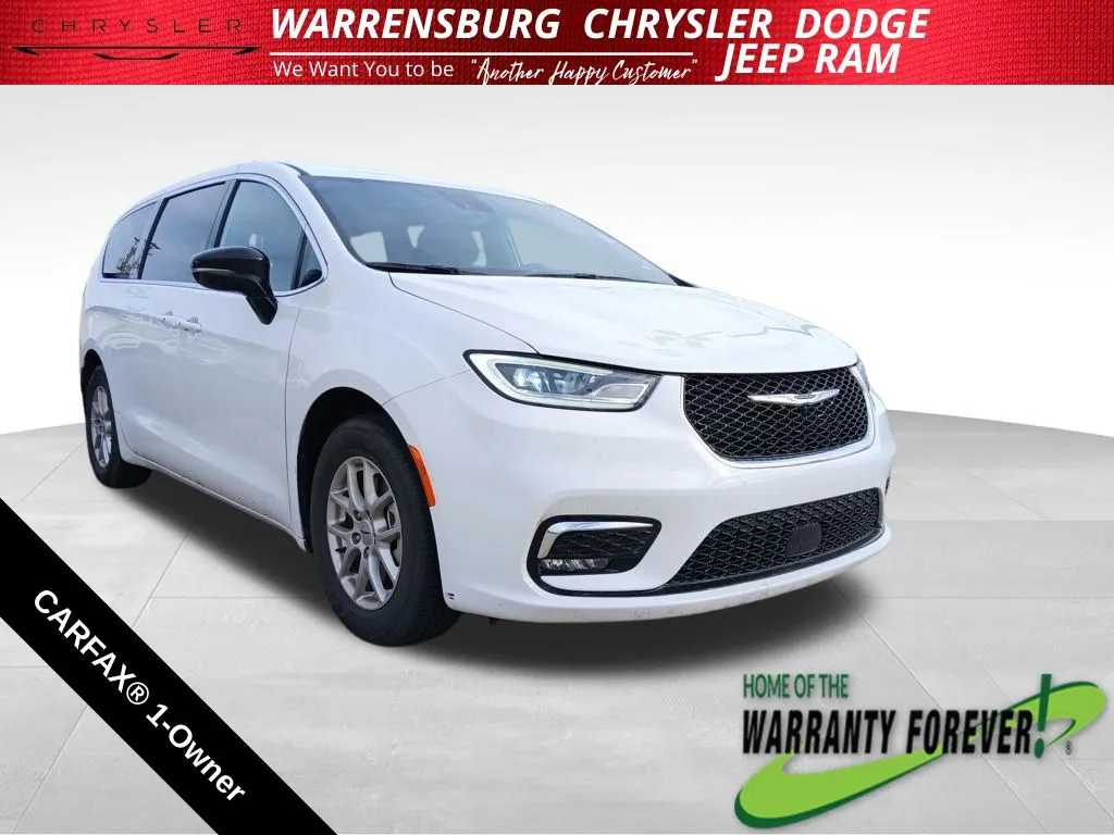 2025 Chrysler Pacifica Select's photo