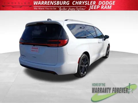 Another view of 2026 Chrysler Pacifica Select for sale in Warrensburg, MO at Warrensburg CDJR