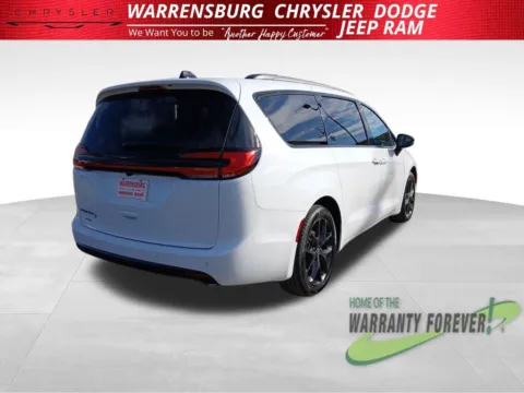 Another view of 2026 Chrysler Pacifica Select for sale in Warrensburg, MO at Warrensburg CDJR