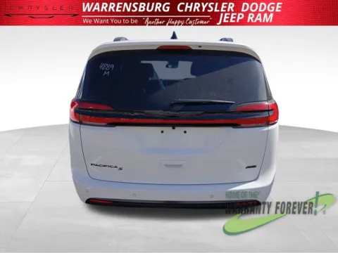 Another view of 2026 Chrysler Pacifica Select for sale in Warrensburg, MO at Warrensburg CDJR