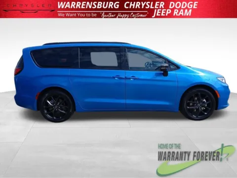 Photos of 2026 Chrysler Pacifica Select for sale in Warrensburg, MO at Warrensburg CDJR