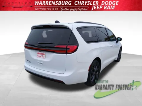 Another view of 2026 Chrysler Pacifica Select for sale in Warrensburg, MO at Warrensburg CDJR