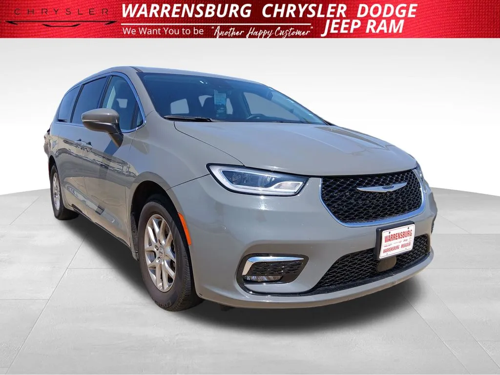 Gray 2023 Chrysler Pacifica Touring L for sale in Warrensburg, MO