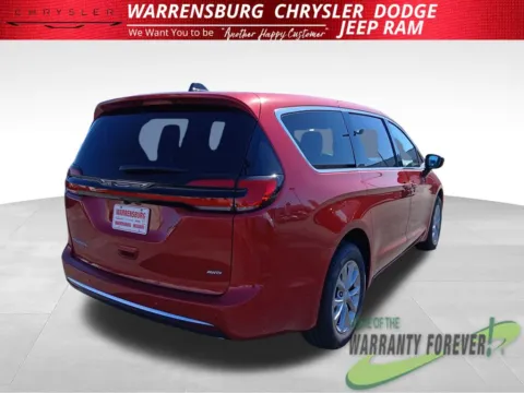 Another view of 2027 Chrysler Pacifica Select for sale in Warrensburg, MO at Warrensburg CDJR