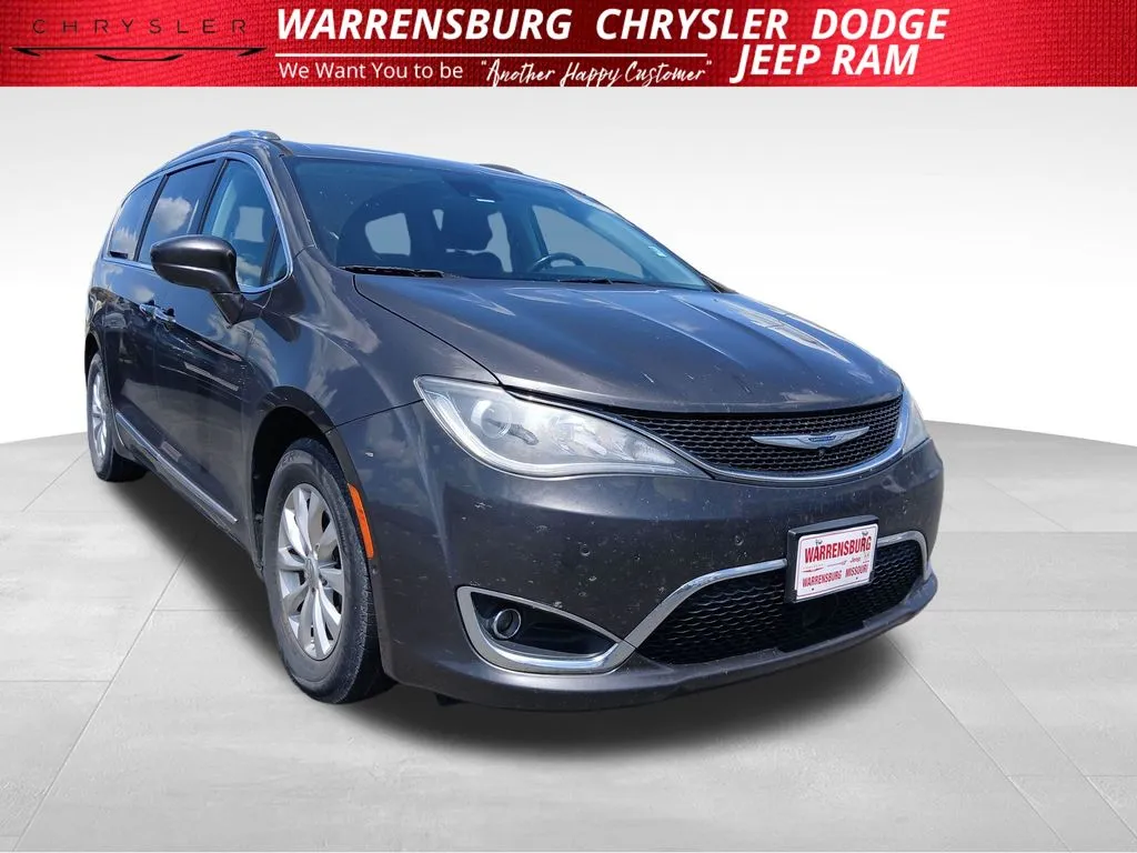 Used 2018 Chrysler Pacifica Touring L with VIN 2C4RC1BG6JR269805 for sale in Kansas City