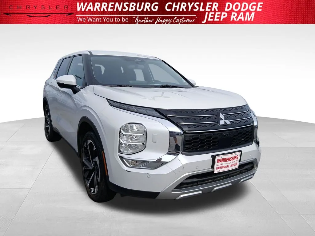Used 2023 Mitsubishi Outlander SE with VIN JA4J4UA80PZ011942 for sale in Kansas City