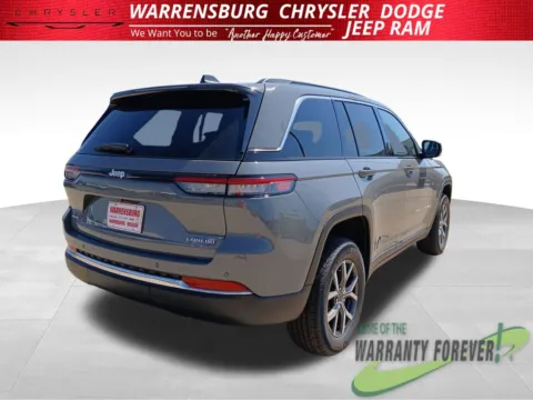 More photos of 2027 Jeep Grand Cherokee Laredo at Warrensburg CDJR, MO