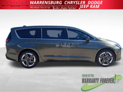 Another view of 2027 Chrysler Pacifica Limited for sale in Warrensburg, MO at Warrensburg CDJR