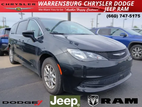 Black 2023 Chrysler Pacifica Touring L for sale in Warrensburg, MO