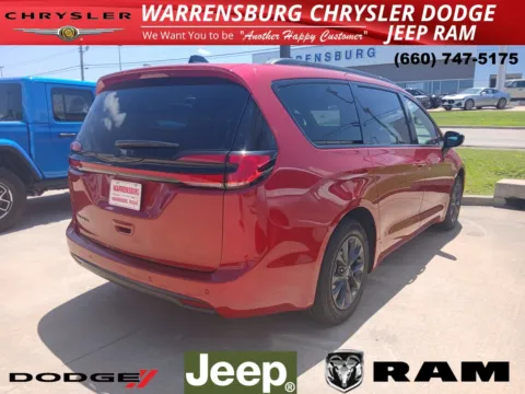 Photos of 2025 Chrysler Pacifica Select for sale in Warrensburg, MO at Warrensburg CDJR