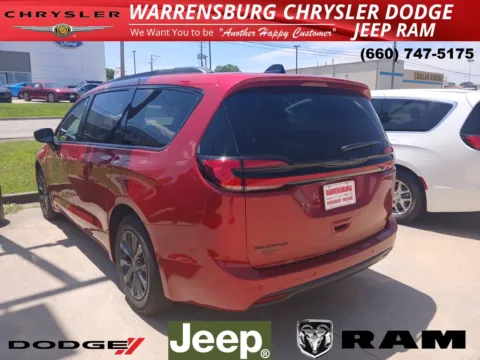 More photos of 2025 Chrysler Pacifica Select at Warrensburg CDJR, MO