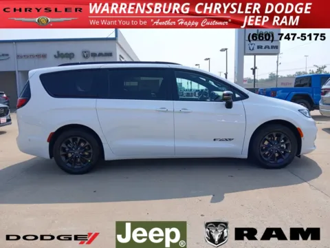 Photos of 2025 Chrysler Pacifica Select for sale in Warrensburg, MO at Warrensburg CDJR