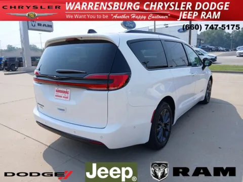 Another view of 2025 Chrysler Pacifica Select for sale in Warrensburg, MO at Warrensburg CDJR