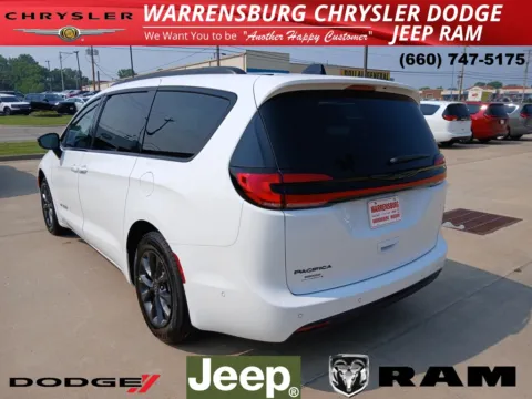 More photos of 2025 Chrysler Pacifica Select at Warrensburg CDJR, MO
