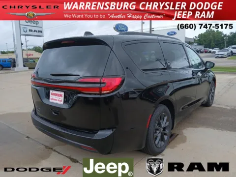 Another view of 2025 Chrysler Pacifica Select for sale in Warrensburg, MO at Warrensburg CDJR
