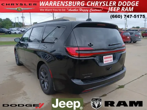 More photos of 2025 Chrysler Pacifica Select at Warrensburg CDJR, MO
