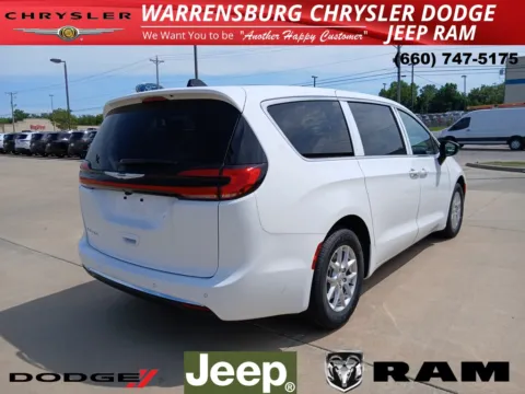 Another view of 2026 Chrysler Pacifica Select for sale in Warrensburg, MO at Warrensburg CDJR