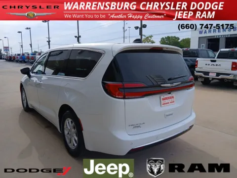 More photos of 2026 Chrysler Pacifica Select at Warrensburg CDJR, MO