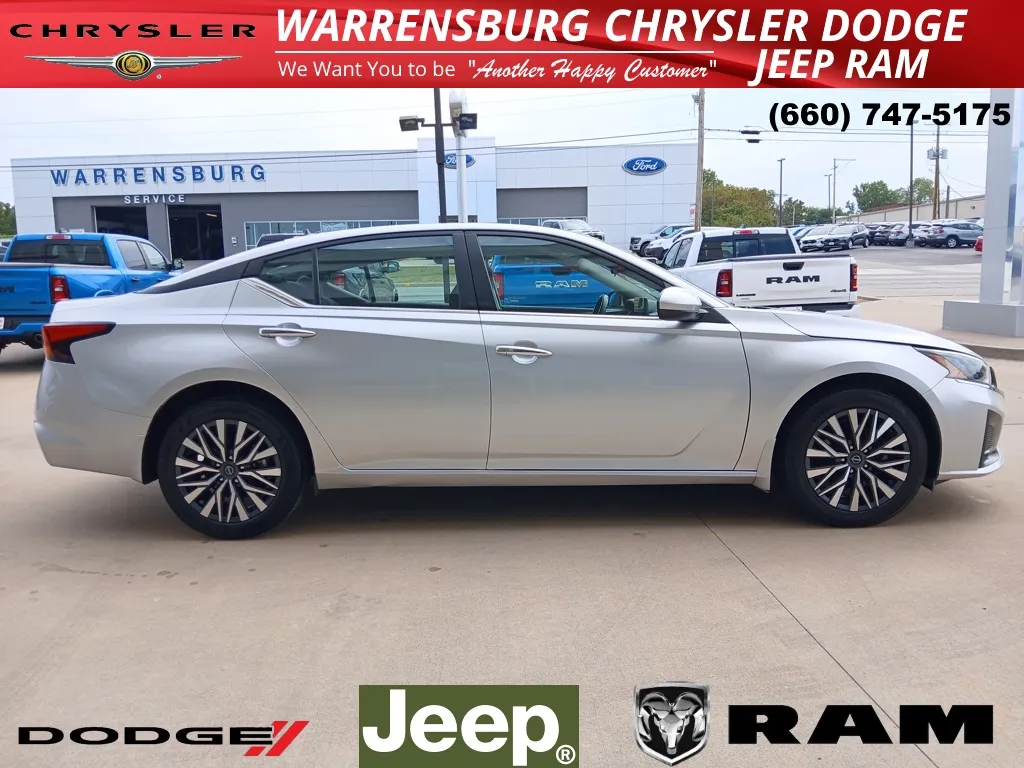 Used 2023 Nissan Altima SV with VIN 1N4BL4DW7PN331019 for sale in Kansas City