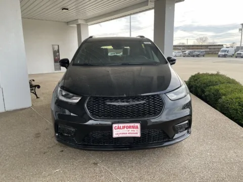 Photos of 2026 Chrysler Pacifica Limited for sale in California, MO at California CDJR