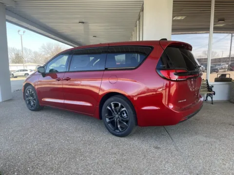 More photos of 2026 Chrysler Pacifica Select at California CDJR, MO
