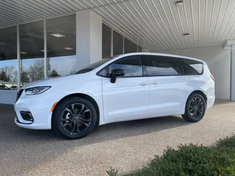 More photos of 2026 Chrysler Pacifica Select at California CDJR, MO