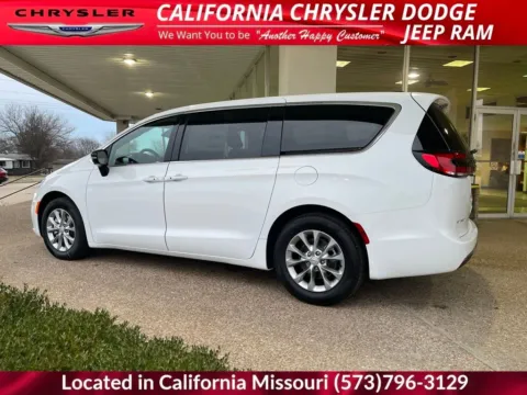 More photos of 2026 Chrysler Pacifica Limited at California CDJR, MO