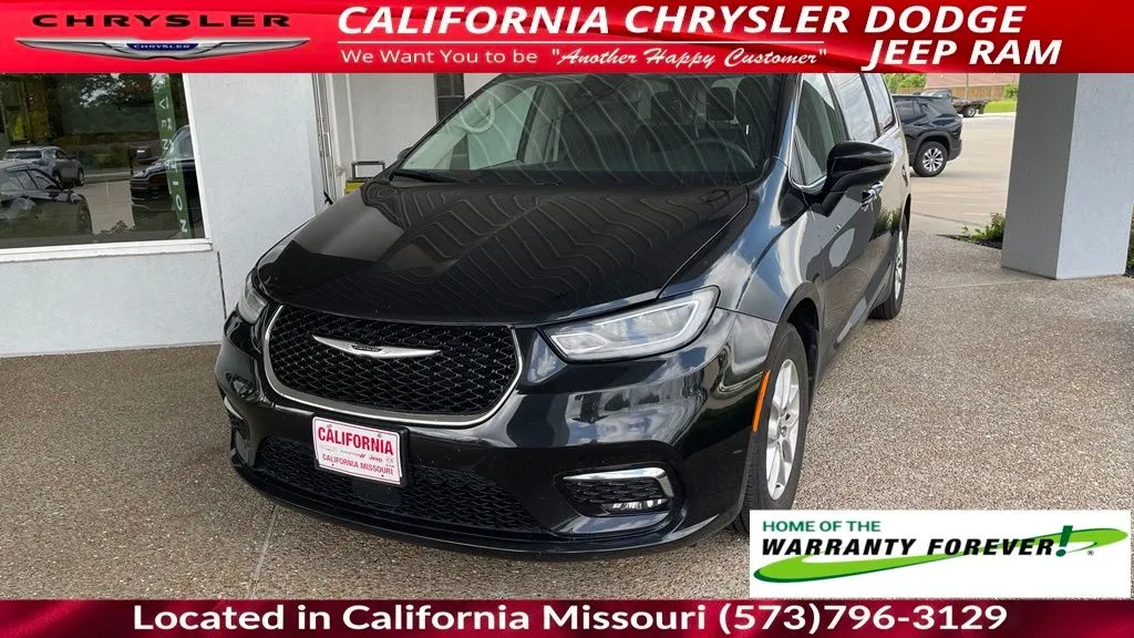 Black 2023 Chrysler Pacifica Touring L for sale in California, MO