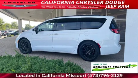 More photos of 2025 Chrysler Pacifica Limited at California CDJR, MO