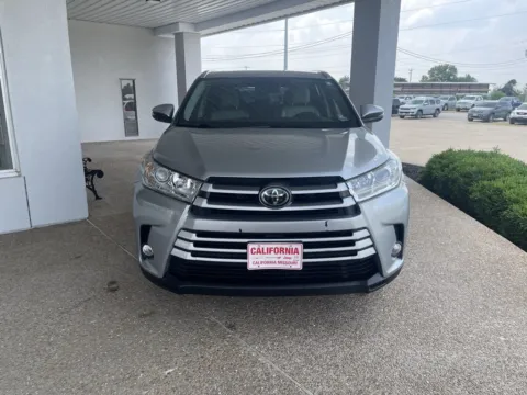 Photos of 2017 Toyota Highlander for sale in California, MO at California CDJR