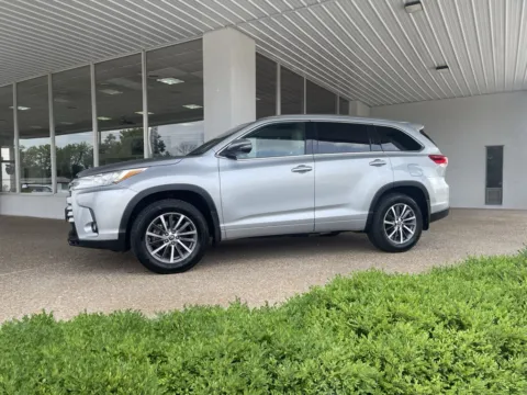 More photos of 2017 Toyota Highlander at California CDJR, MO