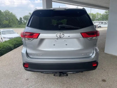 More photos of 2017 Toyota Highlander at California CDJR, MO