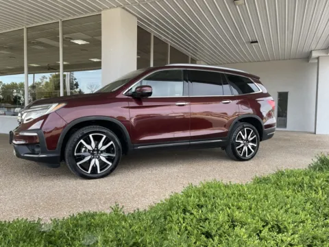 More photos of 2019 Honda Pilot Touring at California CDJR, MO