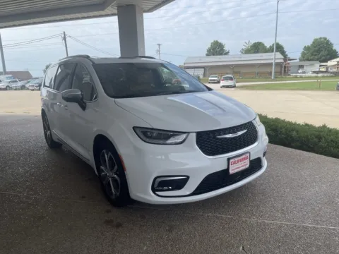 More photos of 2026 Chrysler Pacifica Pinnacle at California CDJR, MO