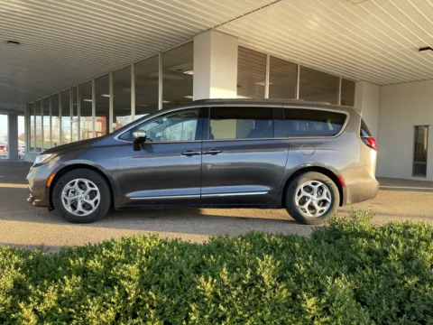 More photos of 2023 Chrysler Pacifica Limited at California CDJR, MO