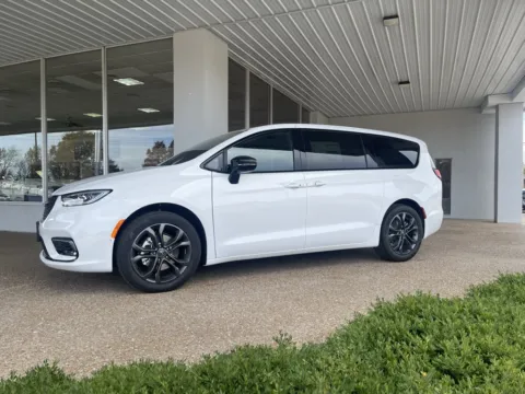 More photos of 2026 Chrysler Pacifica Select at California CDJR, MO