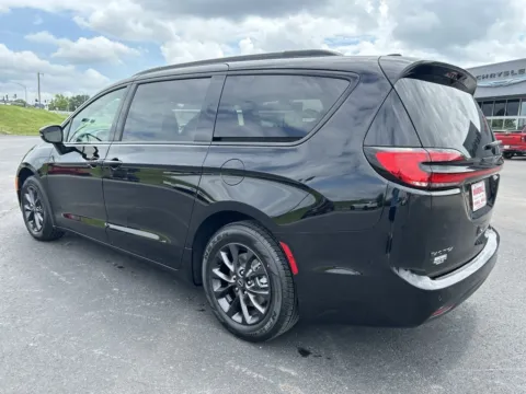 More photos of 2025 Chrysler Pacifica Select at Marshall CDJR, MO